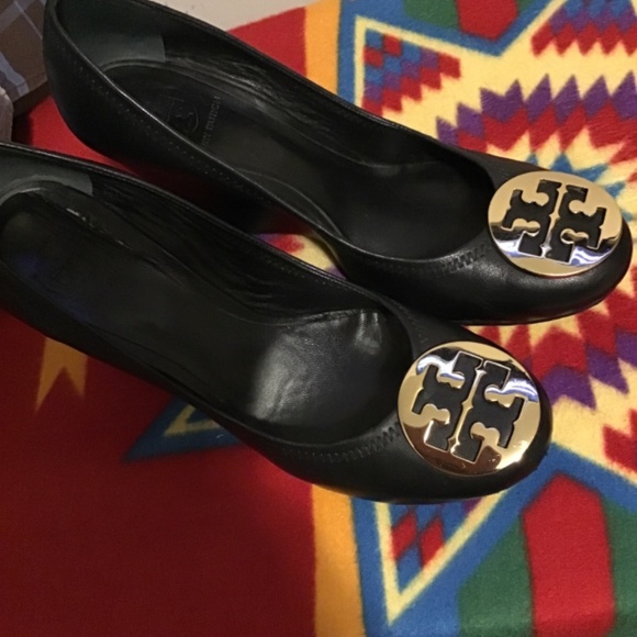 🔥SALE! TORY BURCH, SIZE 9 1/2 med, pre-owned , small lose insole on left shoe🔥 - Picture 2 of 10